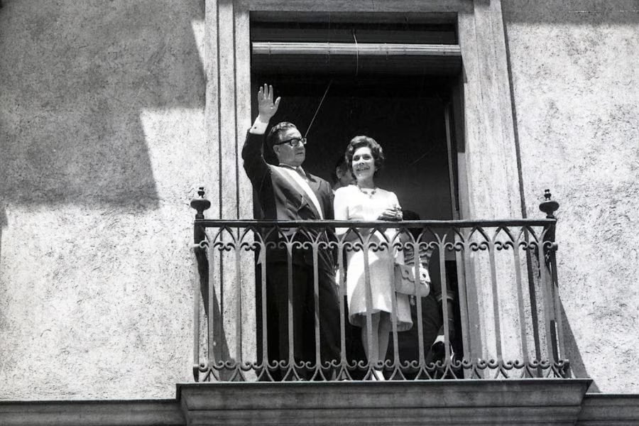Allende saluda desde un balcón de La Moneda