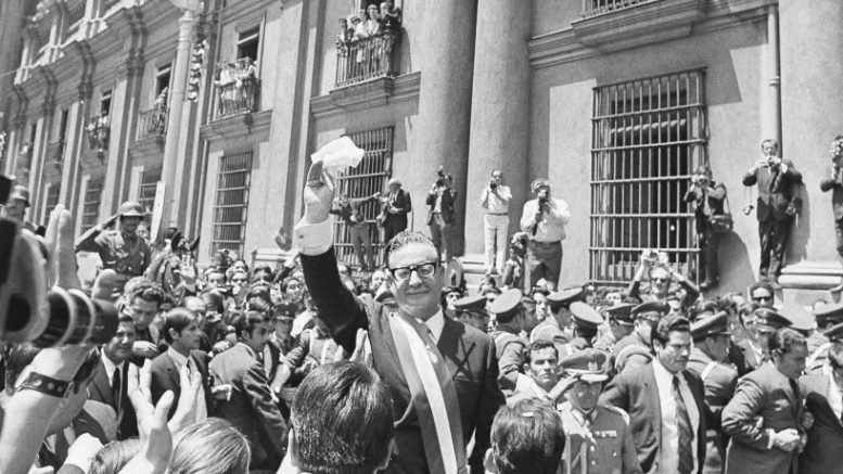 Allende saluda a la multitud frente a La Moneda