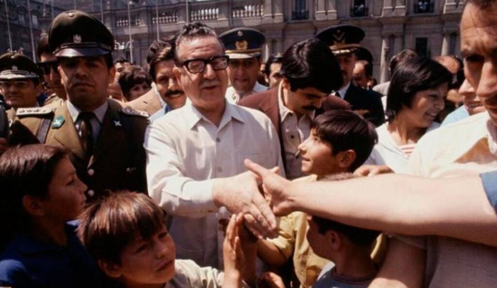 Allende saluda a niñas y niños