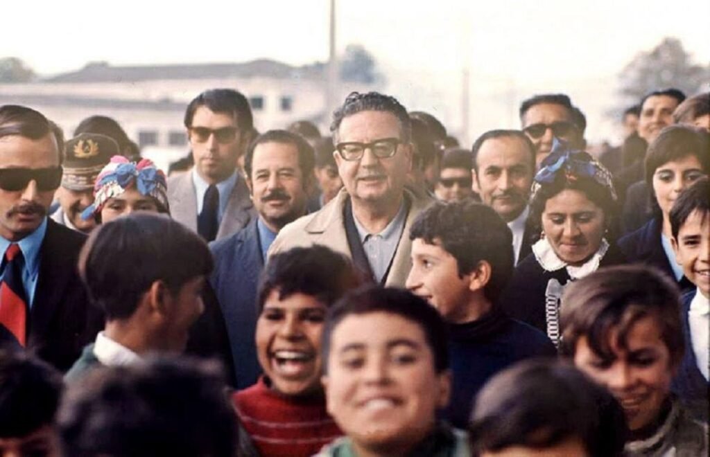 Allende rodeado de niñas y niños