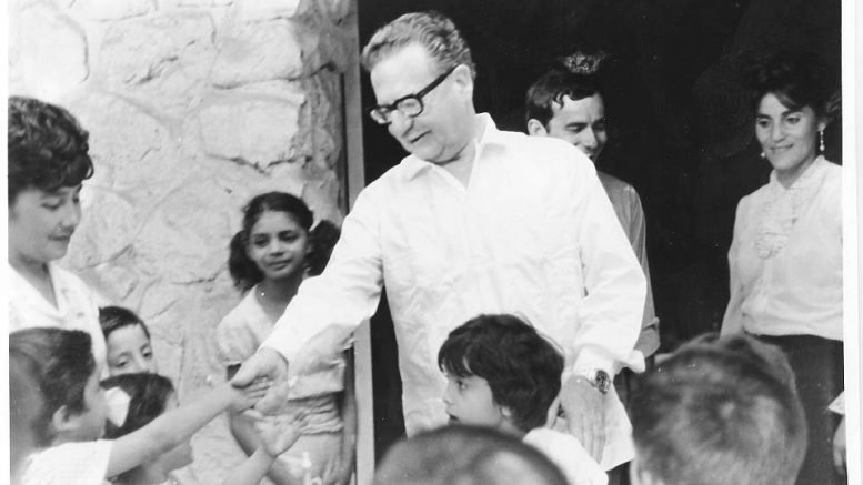 Allende junto a niñas y niños