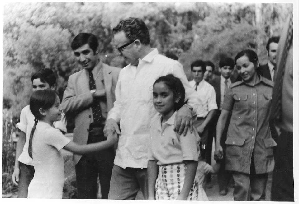 Allende junto a niñas en un recorrido