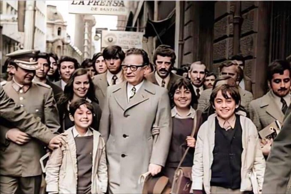 Allende camina junto a pobladores y jóvenes