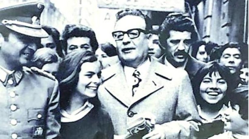 Allende rodeado de jóvenes