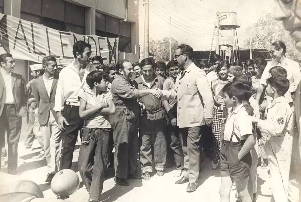 Allende conversa con vecinos