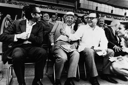 Allende junto a compañeros