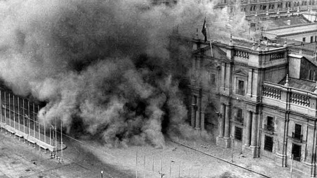 La Moneda en llamas