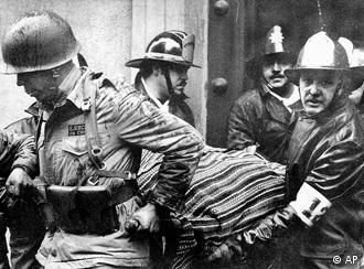 Militares y bomberos sacan el cuerpo de Salvador Allende desde La Moneda