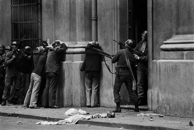 Detenidos contra un muro, junto a La Moneda