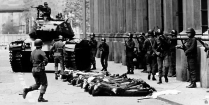 Tanque y soldados frente a La Moneda