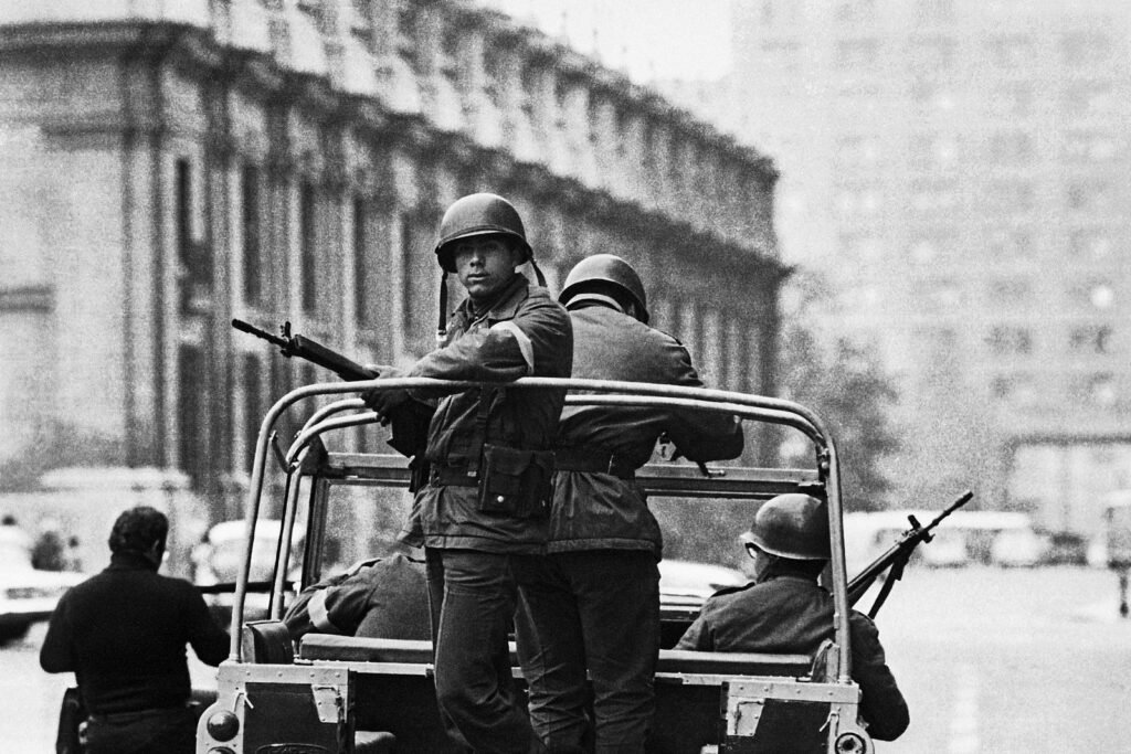 Militares frente a La Moneda