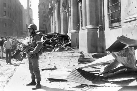 Soldado entre escombros en el centro de Santiago