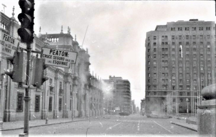 Calles vacías frente a La Moneda