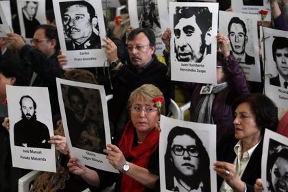 Familiares con los retratos de detenidos desaparecidos